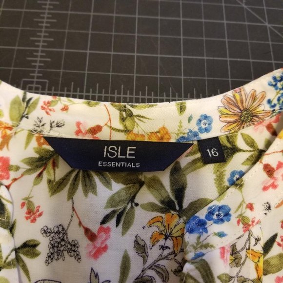 NWOT  Beautiful Floral Pin Pleated Blouse - Picture 11 of 11